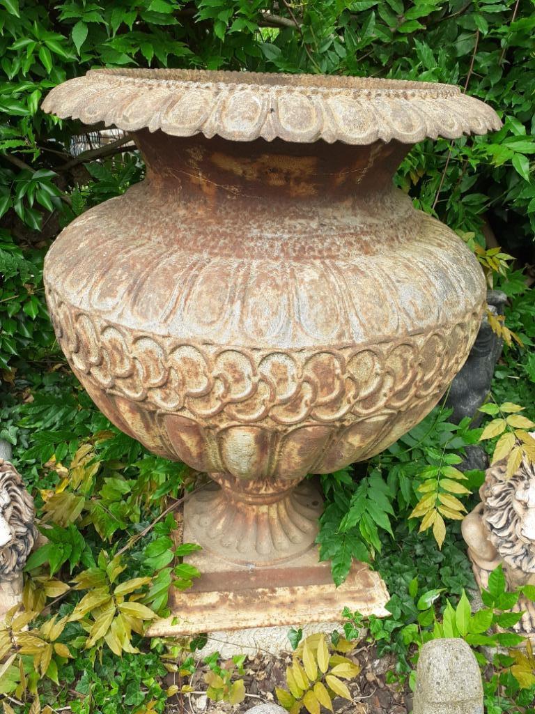 Grande vasque en fonte sur socle, Enlèvement, Utilisé