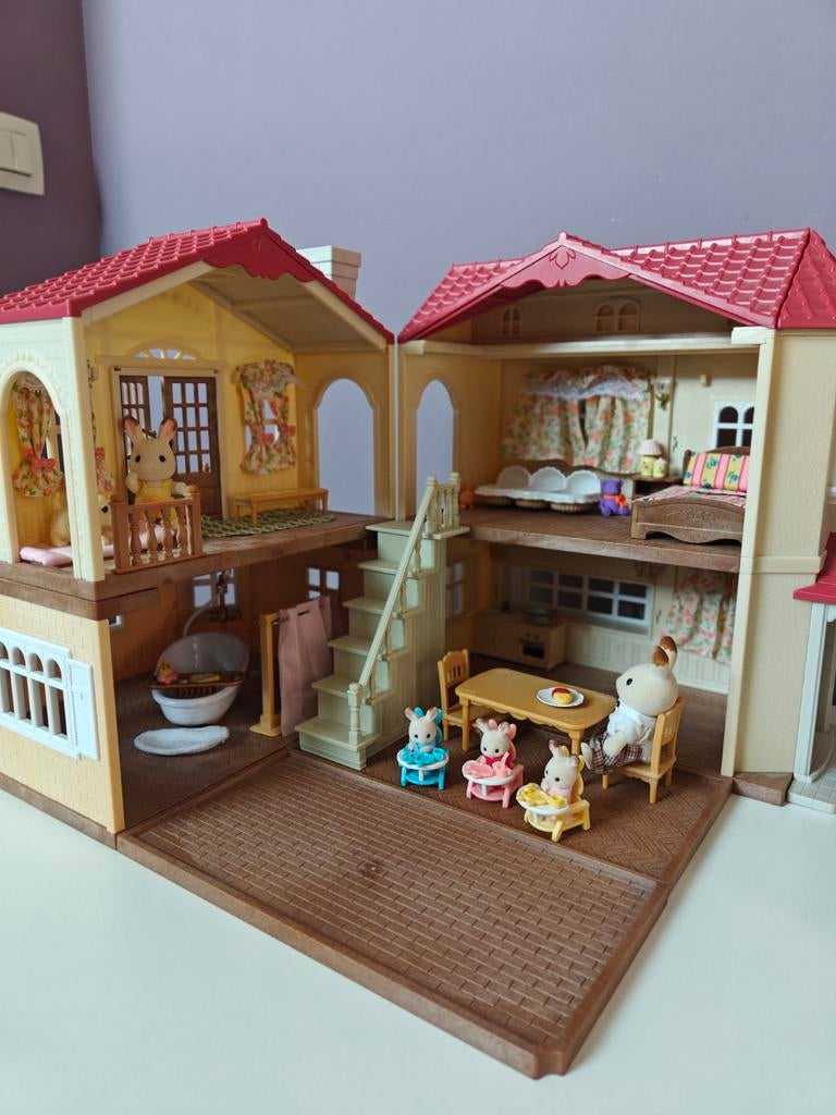 Sylvanian Families villa+rooftophouse, Enfants & Bébés, Jouets | Maisons de poupées, Enlèvement