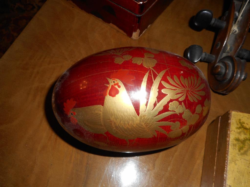 Œuf laqué rouge or–motifs poules et fleurs–excellent état, Enlèvement, Comme neuf