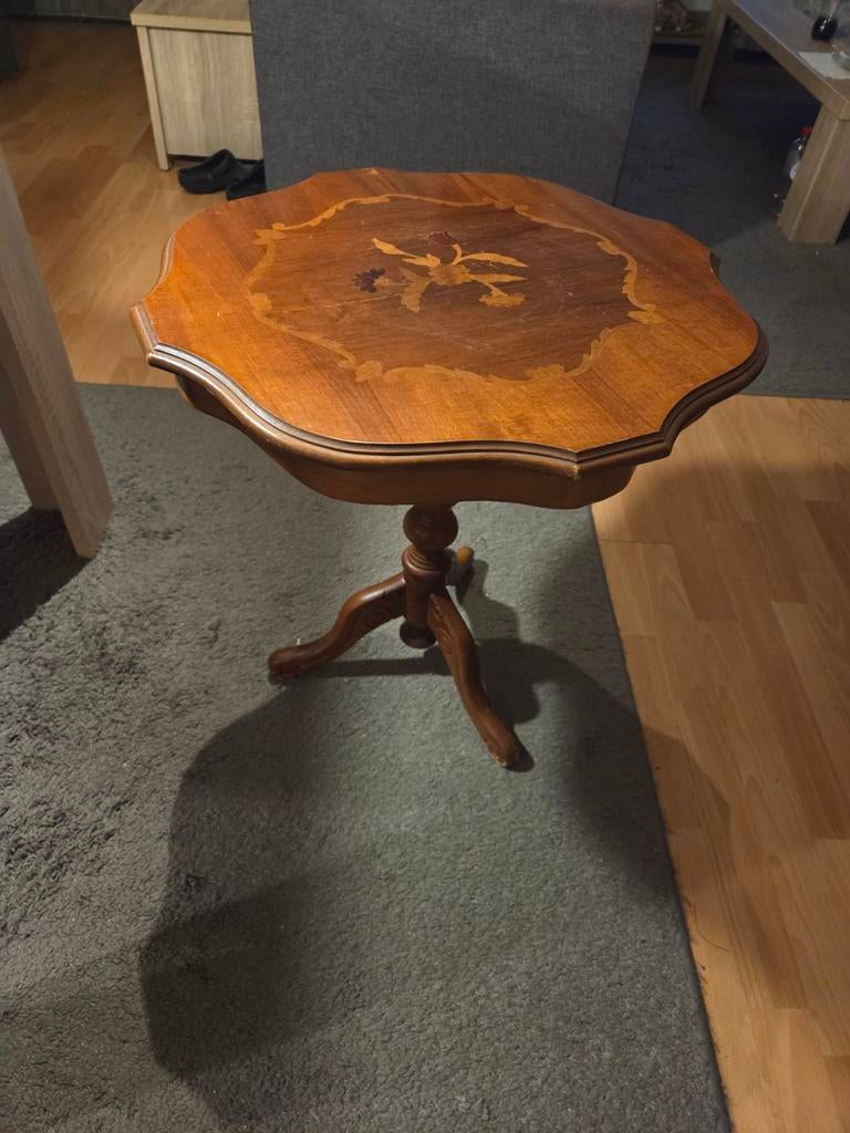 Table en bois sur pied., Antiquités & Art, Enlèvement