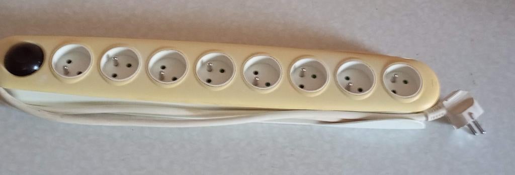 Multiprises 8 sorties, Bricolage & Construction, Envoi, Utilisé, Prise de courant