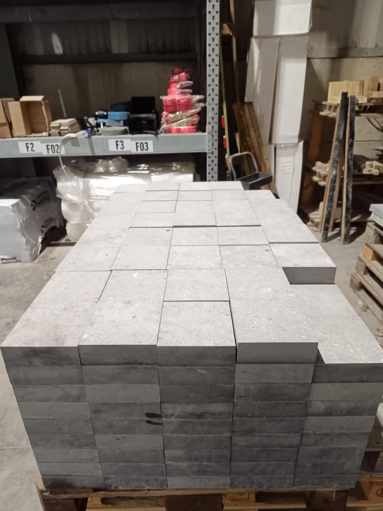 8 m² PAVÉS 1 face sablée15x15x5 cm Pierre bleue de Belgique, Sablée, Comme neuf, Enlèvement, Pierre naturelle