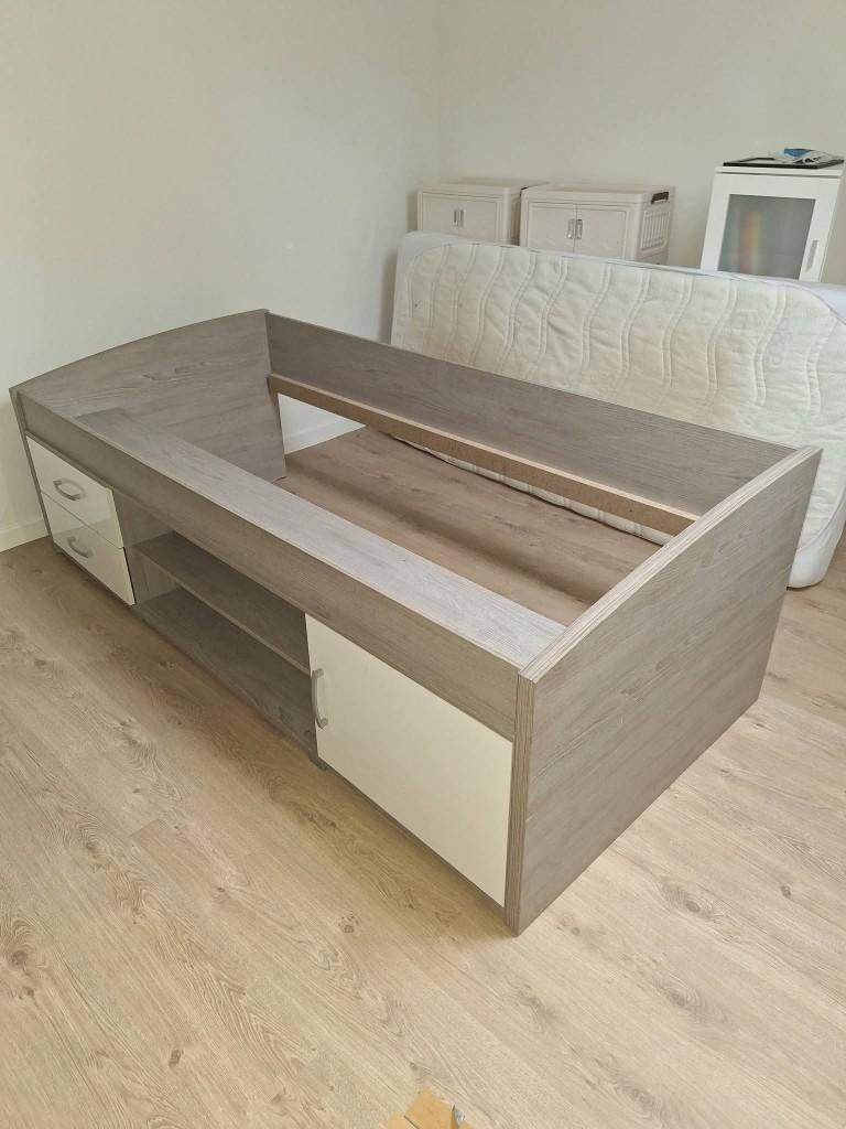 GRATIS  eenpersoonsbed zonder lattenbodem, Huis en Inrichting, Ophalen, Gebruikt, Bruin, Hout