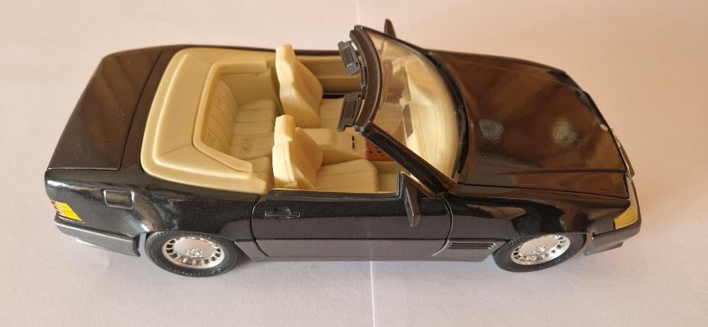 Mercedes 500SL van eind '89, Hobby en Vrije tijd, Modelauto's | 1:18, Ophalen of Verzenden, Nieuw, Auto, Maisto
