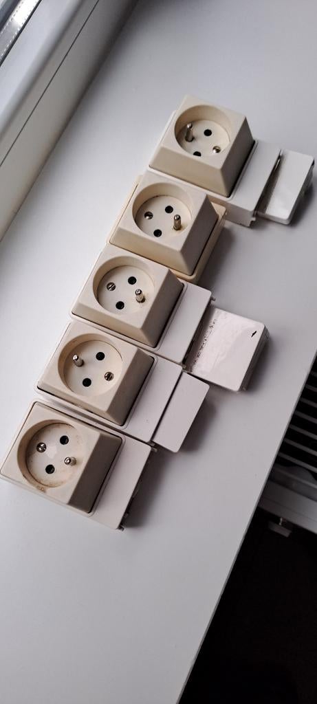Prise de courant pour goulotte solide a saisir ↙️, Bricolage & Construction, Électricité & Câbles, Enlèvement, Comme neuf, Prise de courant