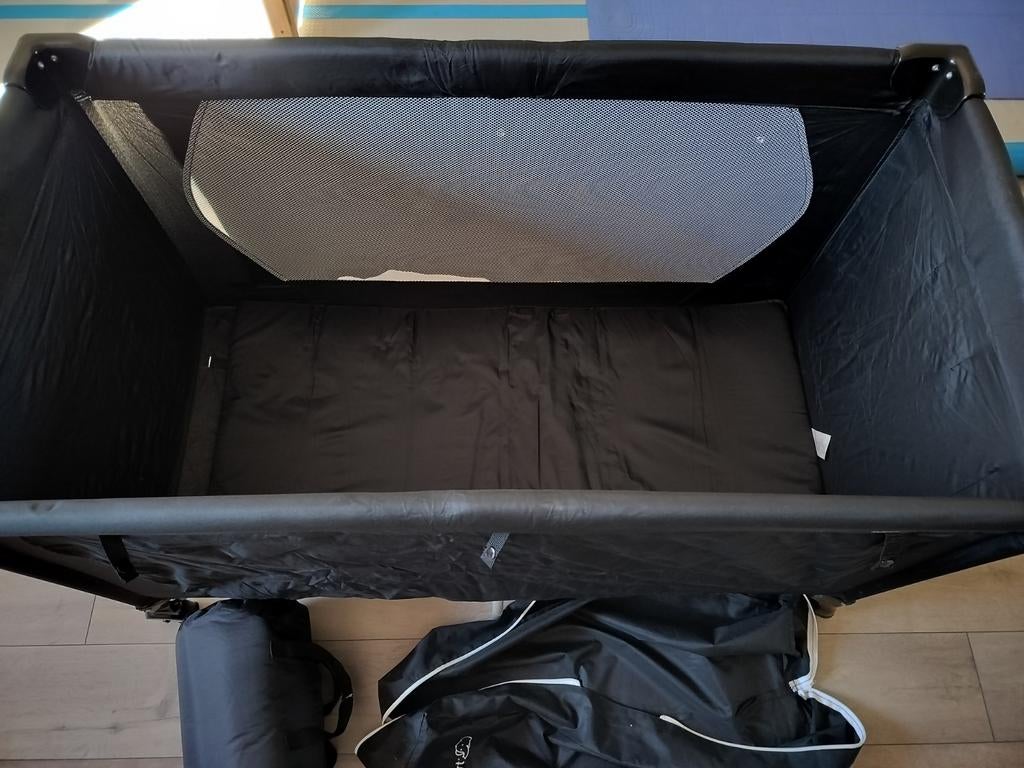 Zwart reisbedje met extra opblaasbaar matrasje, Caravanes & Camping, Chariots, Enlèvement