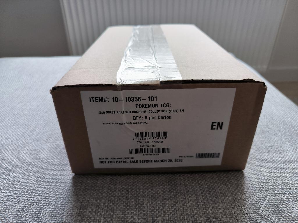 Pokémon First Partner Illustration Collection - case - NIEUW, Ophalen of Verzenden, Nieuw, Meerdere kaarten