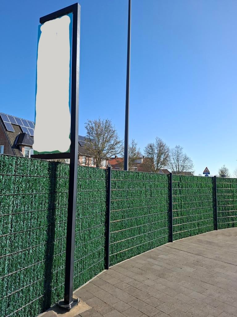 Haakse banner. Reclame paneel en paal.