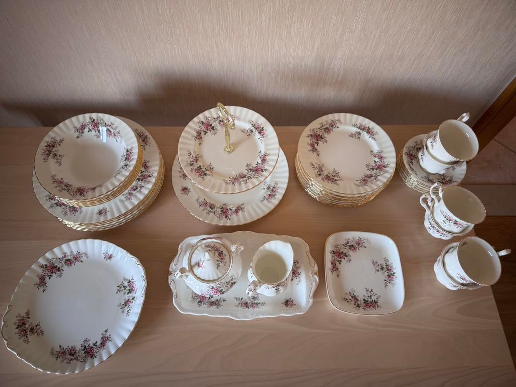 Royal Albert Lavender Rose - porseleinen servies, Antiek en Kunst, Antiek | Servies compleet, Ophalen