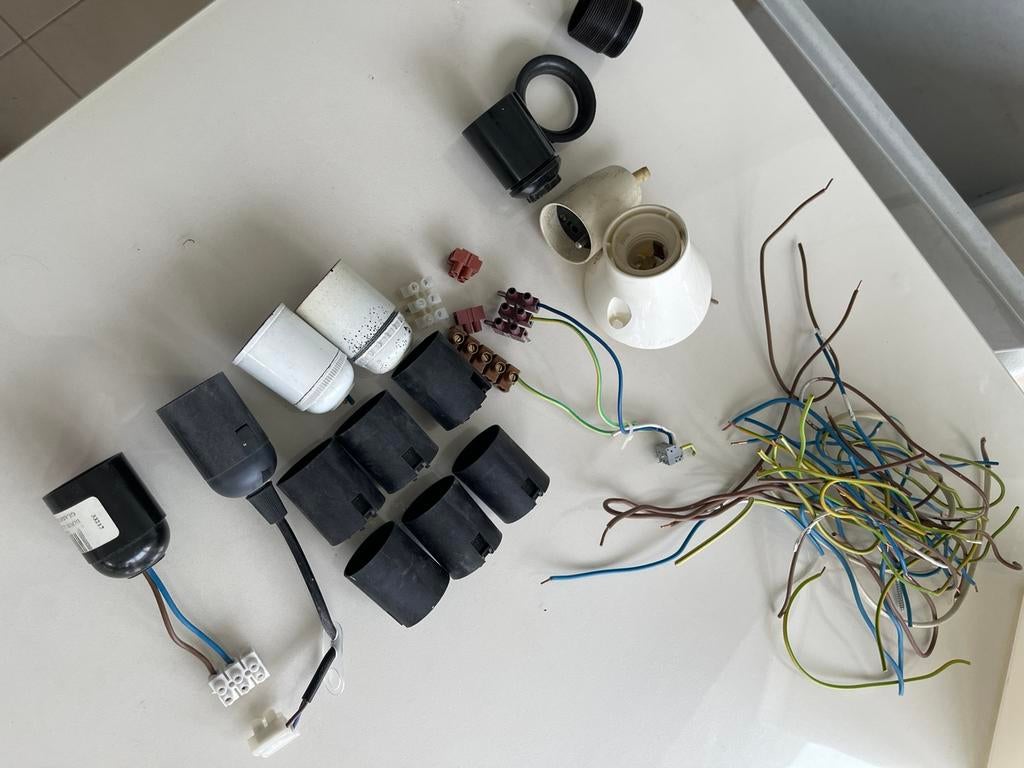 10 gebruikte  E27-lampfittingen en de klemmen en draden, Maison & Meubles, Lampes | Autre, Comme neuf, Enlèvement ou Envoi