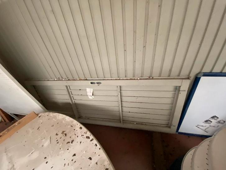 Drie stalen wanden en deur, venster. Binnengebruik, Zakelijke goederen, Ophalen