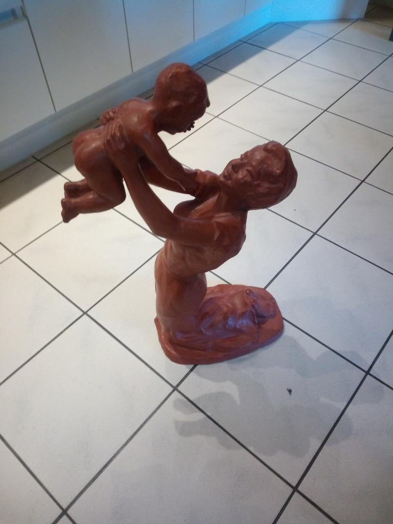 Une magnifique sculpture en terre cuite représentant une mèr, Enlèvement