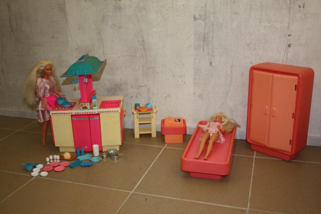 Barbie slaapkamer en keuken met accescoires en 2 poppen, Ophalen of Verzenden, Gebruikt, Barbie