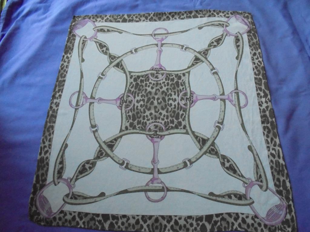 Mooie zijden vintage sjaal met hoefijzers en panterprint, Kleding | Dames, Mutsen, Sjaals en Handschoenen, Ophalen of Verzenden