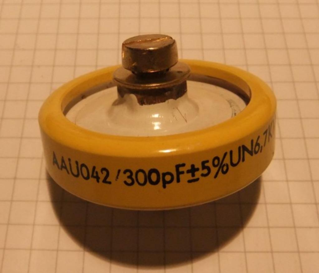 LCC AAU042 HSP Condensator 300pF  -  6,7 kV, Hobby en Vrije tijd, Elektronica-componenten, Gebruikt, Ophalen of Verzenden