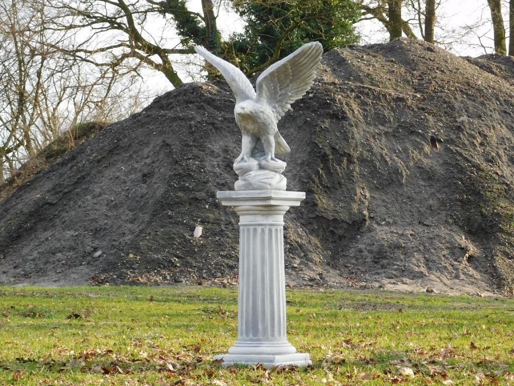 Aigle sur socle - 130 cm - Pierre, Jardin & Terrasse, Statues de jardin, Enlèvement ou Envoi, Pierre, Animal