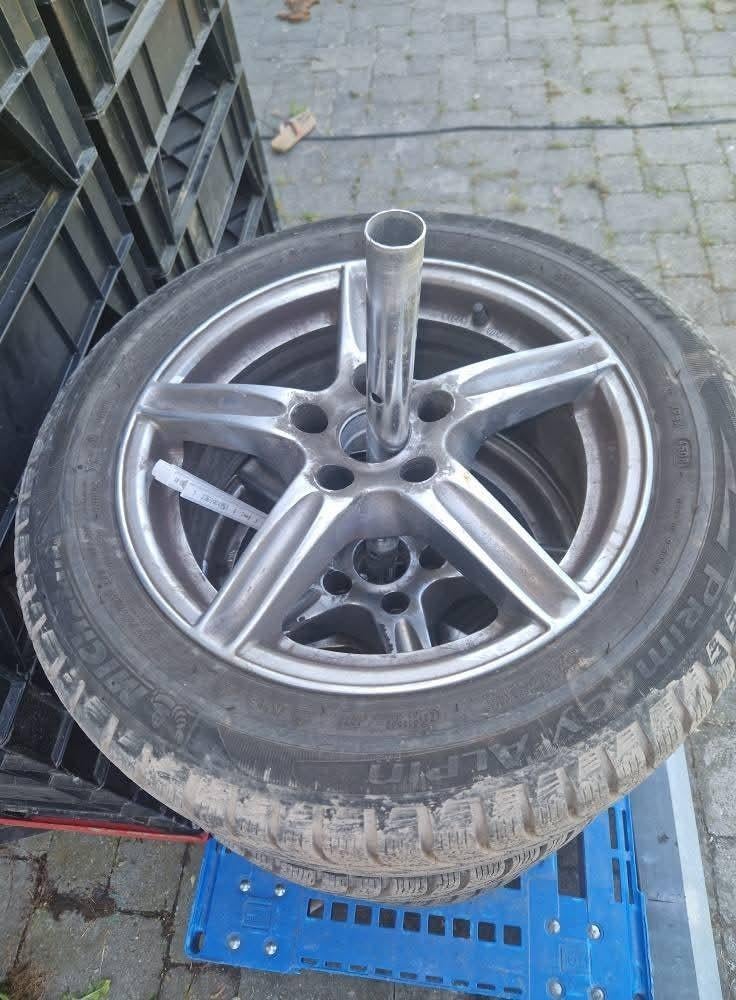 A vendre !

Pneus Michelin hiver montés sur jantes alu Dezen, Enlèvement, Pneu(s)