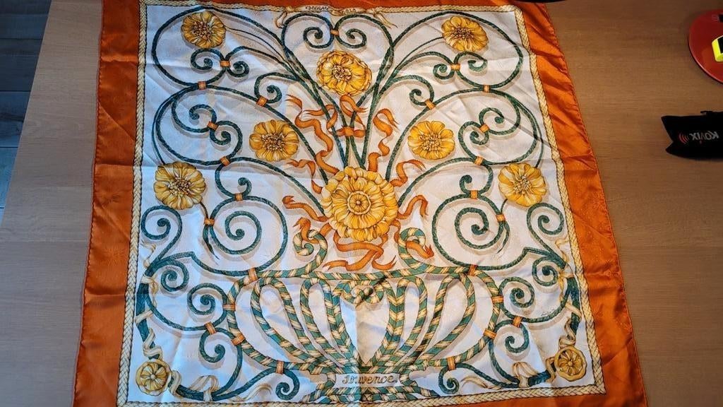 Hermès  jouvence zijden sjaal 90x90 cm, Kleding | Dames, Mutsen, Sjaals en Handschoenen, Ophalen of Verzenden, Zo goed als nieuw