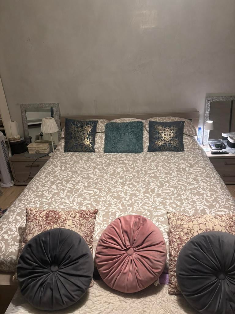 Bed + kast + 2 nachtkastjes + commode(met spiegel), Huis en Inrichting, Slaapkamer | Bedden, Ophalen, Zo goed als nieuw