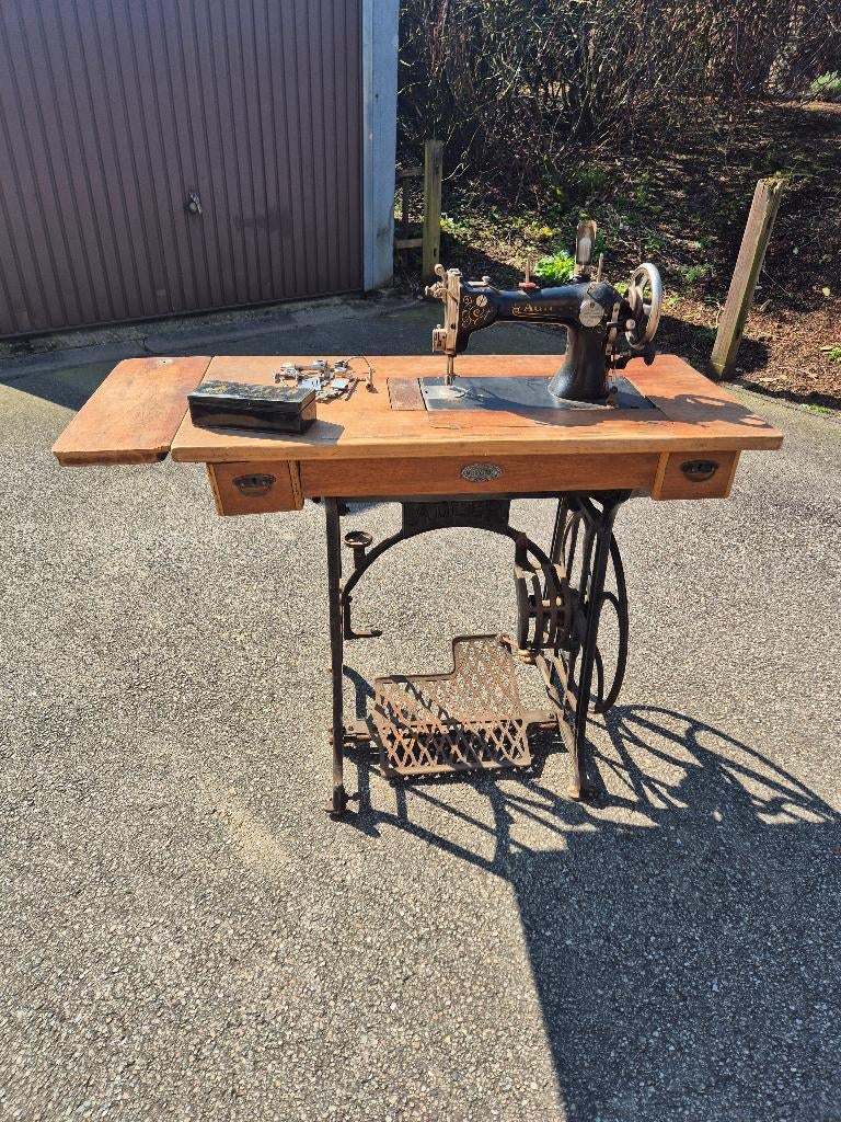 Oude ADLER D.R. PATENT naaimachine, Ophalen