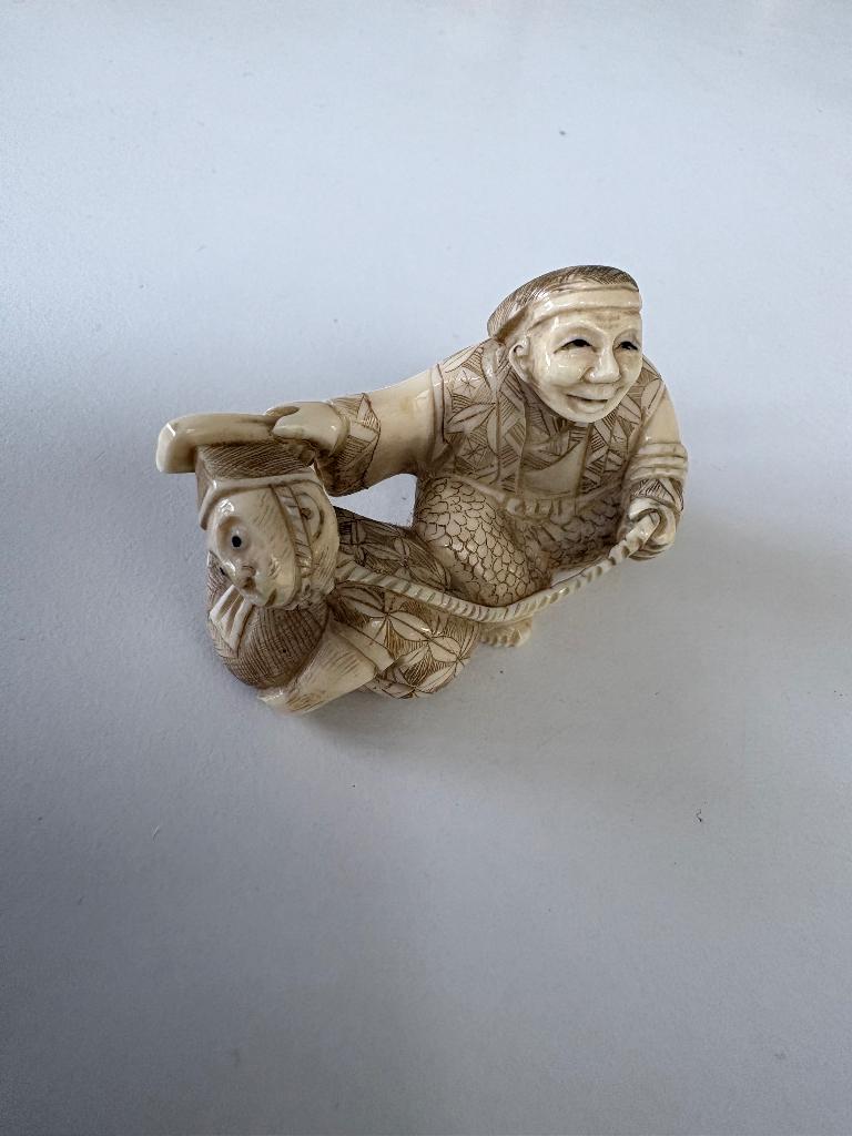 Netsuke man met accessoires, Ophalen of Verzenden