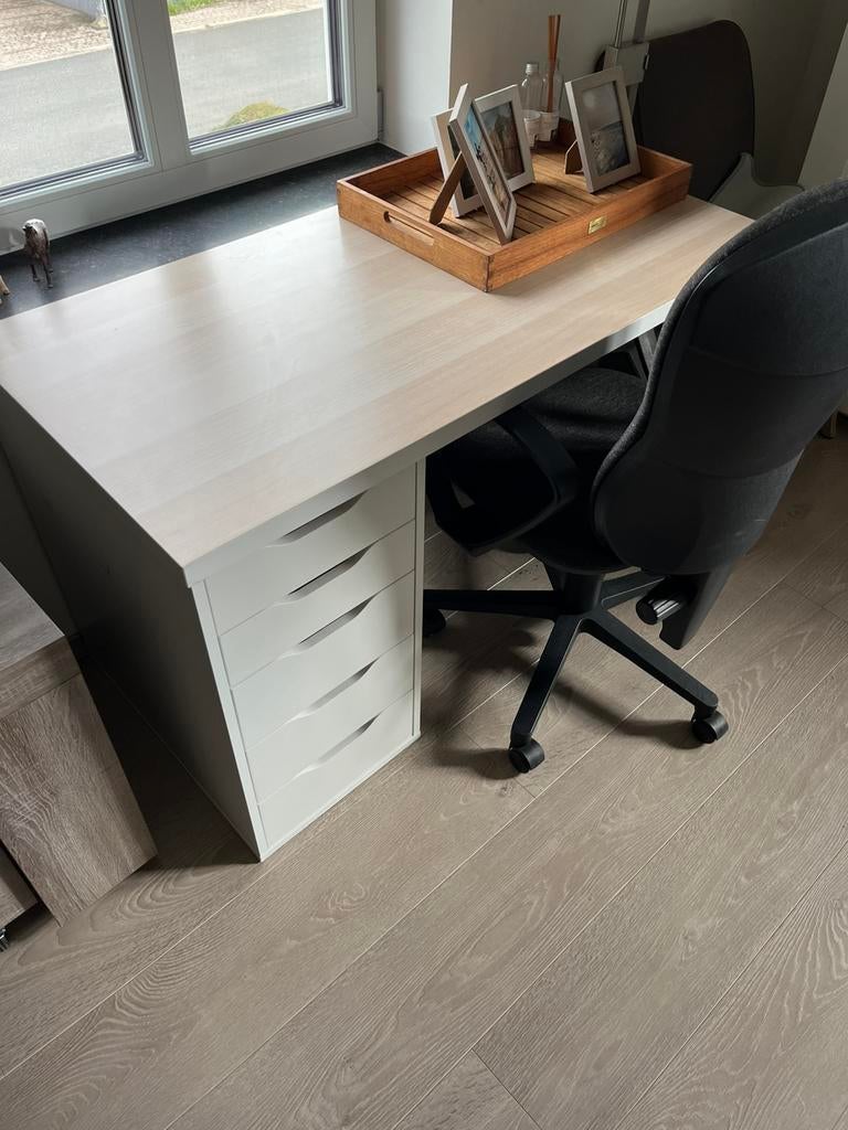 Ikea bureau + nieuwe bureaustoel te koop., Huis en Inrichting, Bureaus, Ophalen, Zo goed als nieuw, Bureau