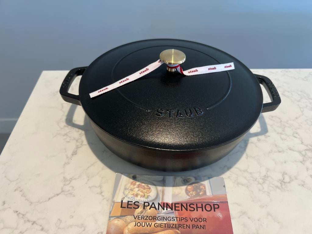 Nieuwe Staub Chistera mat zwart 26 cm, Huis en Inrichting, Gietijzer, Nieuw, Ophalen of Verzenden, Keramische plaat