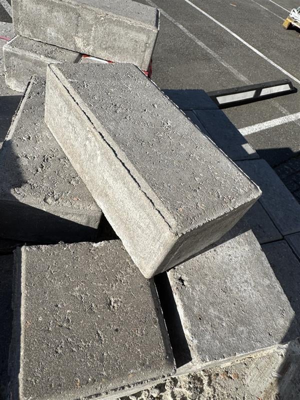 .Betonstenen - 83st., Doe-het-zelf en Bouw, Metselstenen, Zo goed als nieuw, Beton, Ophalen