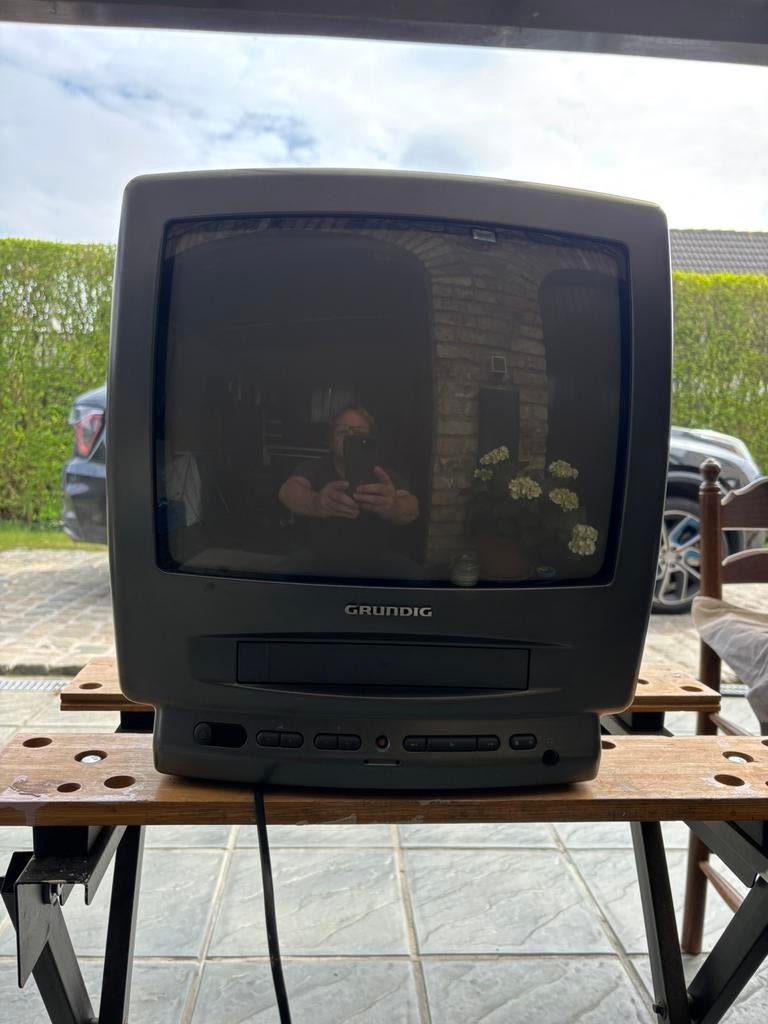 Portable tv met ingebouwde VHS videocasettespeler., Audio, Tv en Foto, Televisies, Ophalen, Zo goed als nieuw