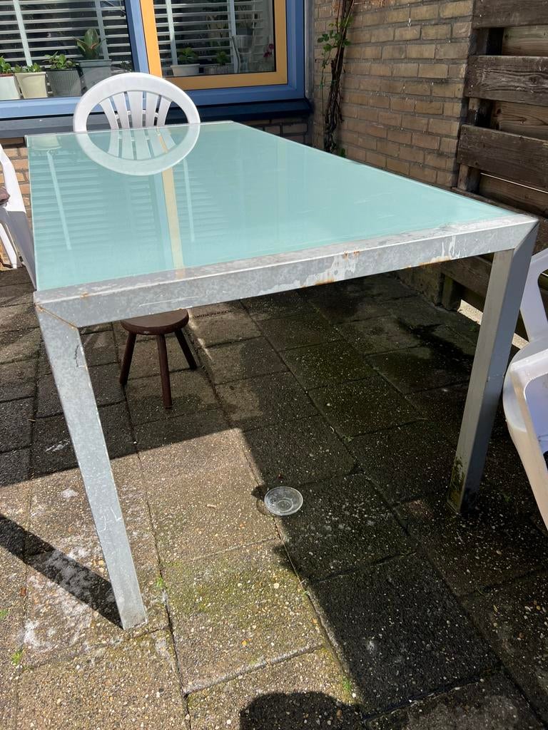 Glazen tuintafel (2x1m) met 7 witte plastic stoelen, Ophalen, Zo goed als nieuw, Plastic