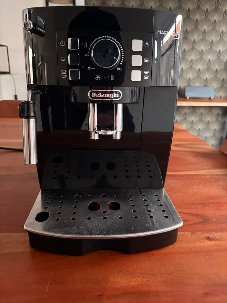 Delonghi Magnifica S €100 vaste prijs, Elektronische apparatuur, Koffiezetapparaten, Ophalen, Espresso apparaat, Zo goed als nieuw