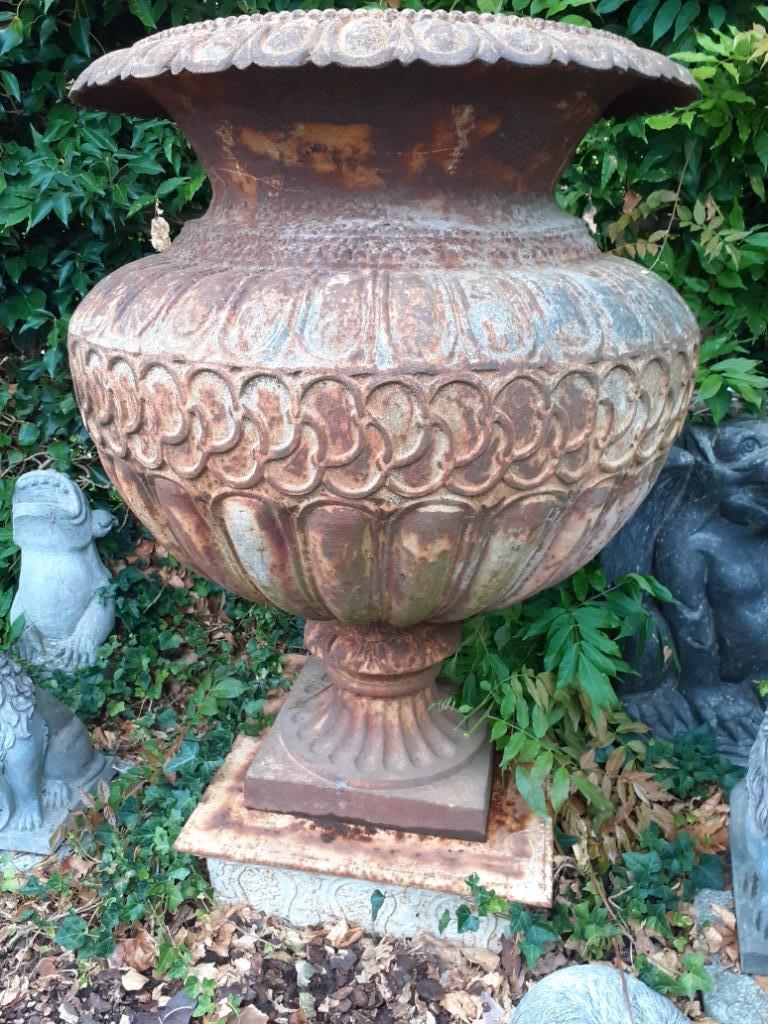 Grande vasque en fonte sur socle, Enlèvement, Utilisé