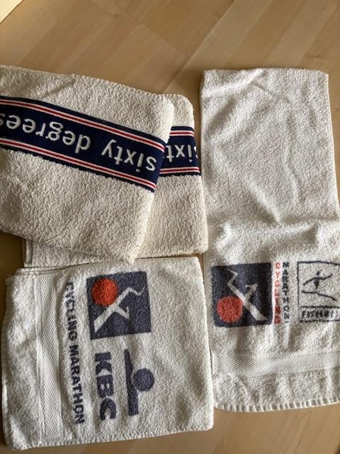 2 sporthanddoeken, 2 douchehanddoeken, Ophalen of Verzenden, Zo goed als nieuw, Wit, Handdoek