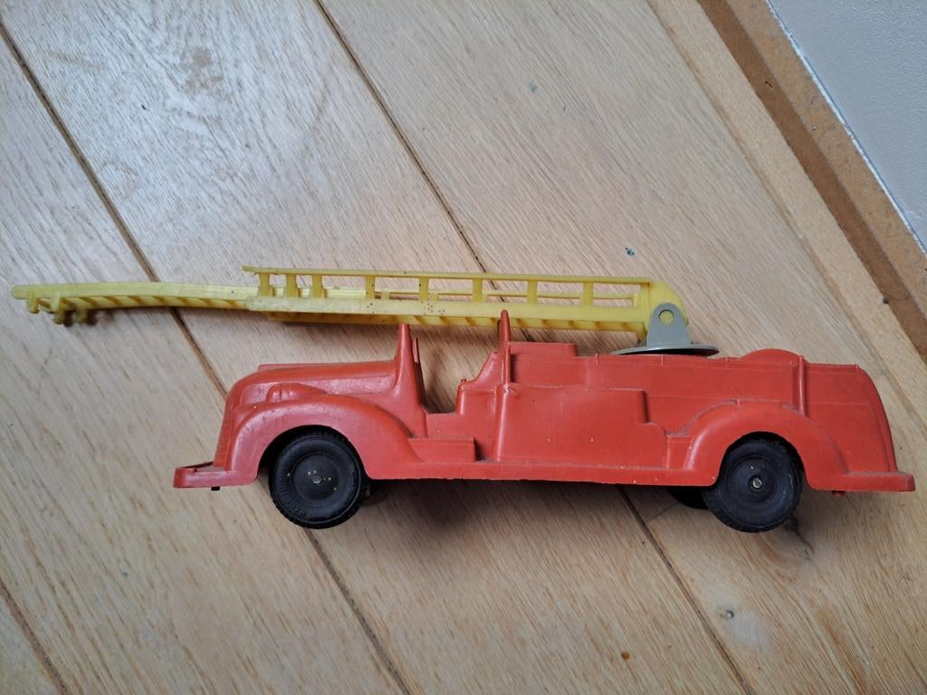 CAMION POMPIER plastique rouge 1950 Faire offre sur le site!, Antiquités & Art, Antiquités | Jouets, Enlèvement