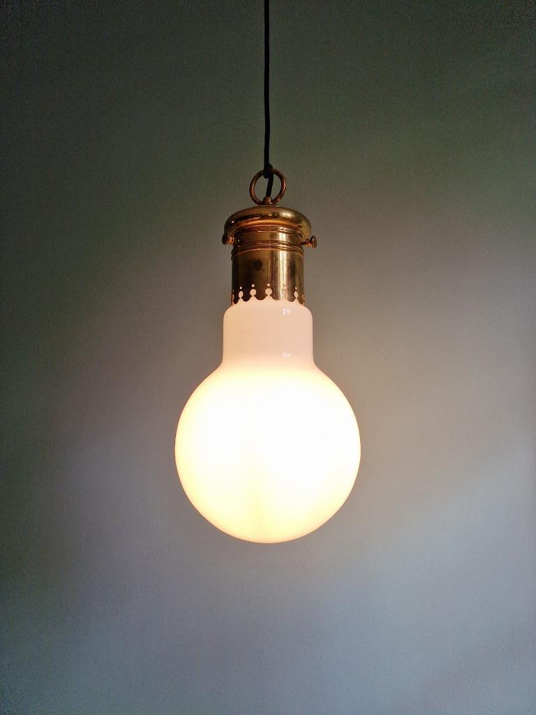 Grande suspension bulbeuse en opaline blanche et laiton, Enlèvement ou Envoi