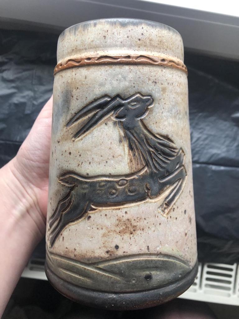 Chope en grès avec gazelle signé Biron, Antiek en Kunst, Antiek | Keramiek en Aardewerk, Ophalen of Verzenden