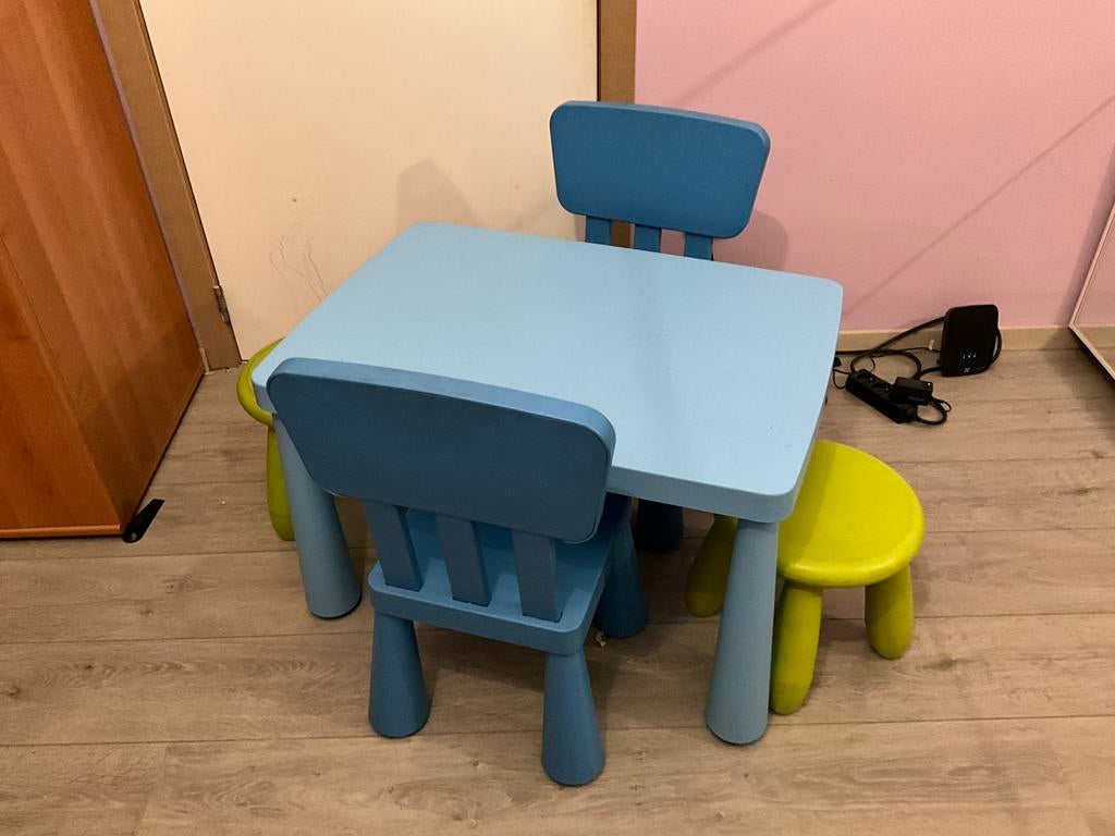 Ikea Blauwe Kindertafeltje, 2 blauwe stoel, 2 groene krukjes, Ophalen, Gebruikt, Stoel(en)