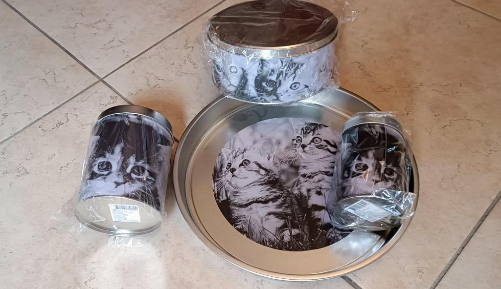 Amoureux chats : 4 boîtes en fer blanc et plat de service, Animaux & Accessoires, Enlèvement, Neuf