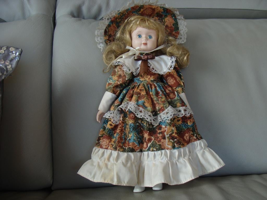 ancienne poupée en porcelaine et chiffon vintage, Collections, Poupées, Comme neuf, Poupée, Enlèvement ou Envoi