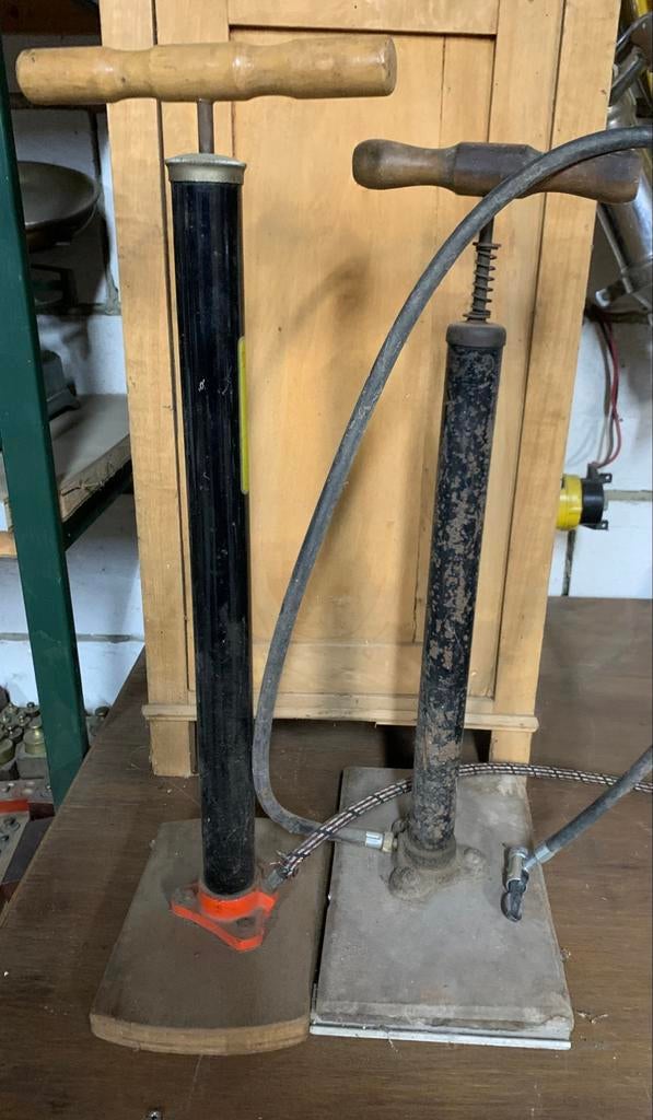 2 retro degelijke voetpomp fietsen pompen 15€/st, Enlèvement ou Envoi