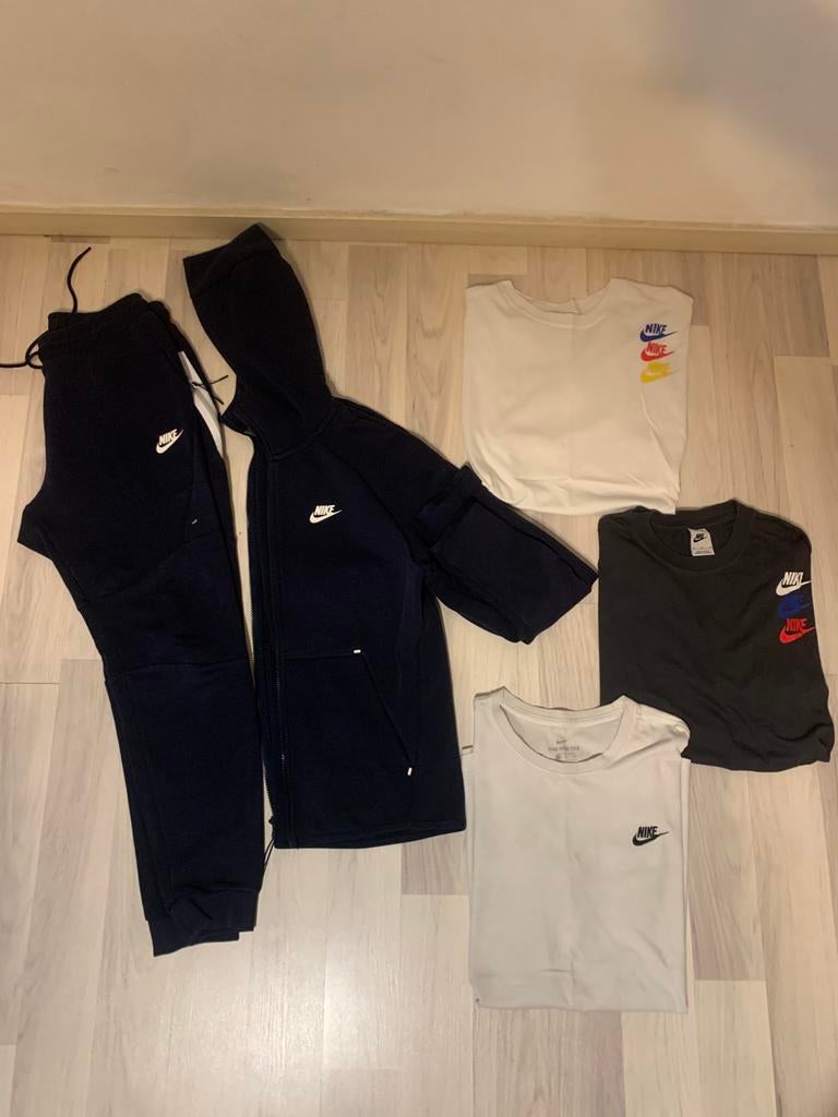 Blauwe Nike Tech fleece + Nike T-shirts – maat S – blauw, Kleding | Heren, Ophalen, Zo goed als nieuw, Maat 46 (S) of kleiner