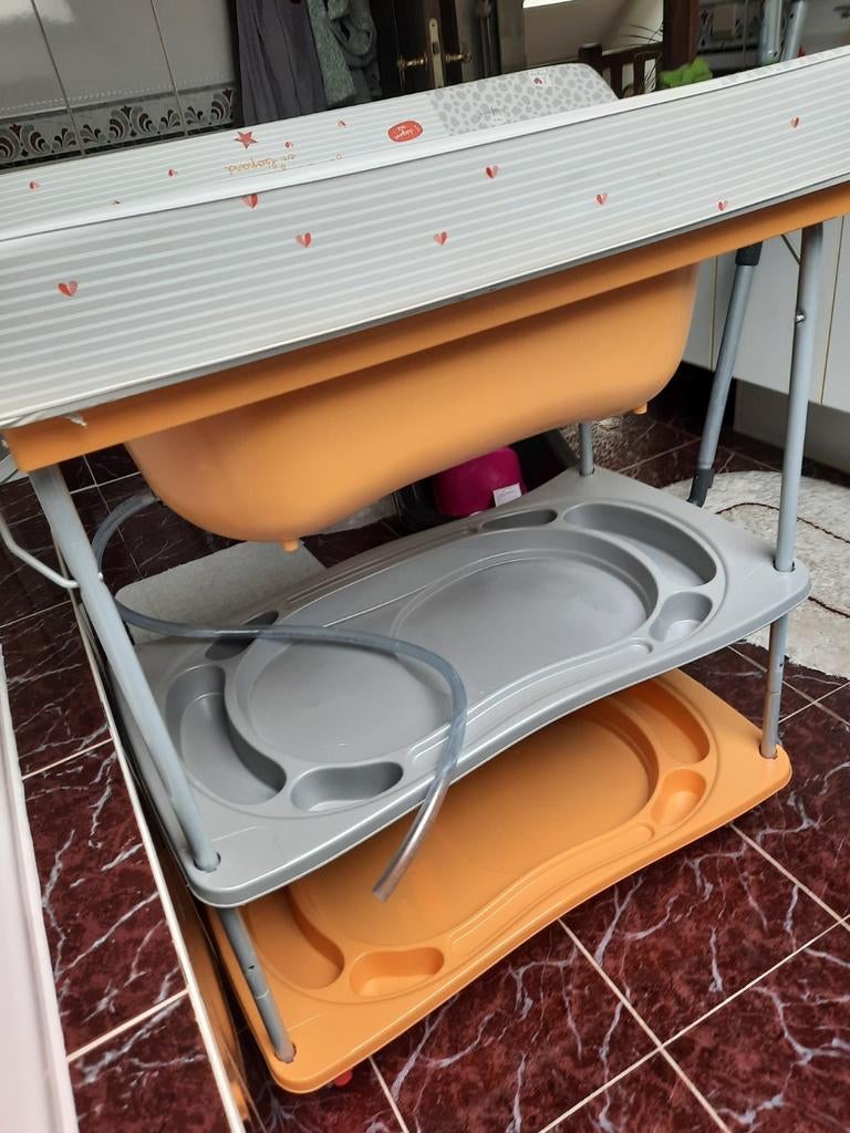 Table d'allaitement avec baignoire intégrée, Enfants & Bébés, Bains & Soins, Utilisé, Baignoire, Enlèvement