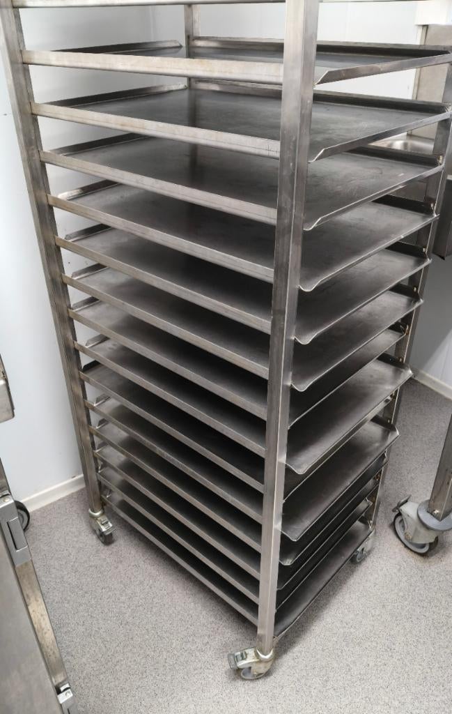 chariot en acier inoxydable avec 20 plaques en acier inox, Articles professionnels, Enlèvement, Utilisé, Boulangerie et Boucherie