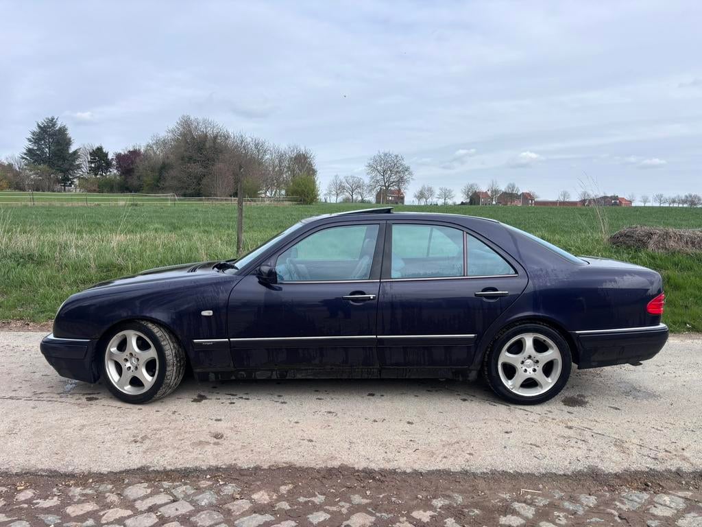 Mercedes E240 V6 Avantgarde Automaat Leer Schuifdak 180.000, Automaat, 4 deurs, Bedrijf, Grijs