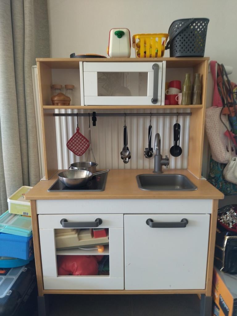 Keuken met pannen en materiaal, Enlèvement