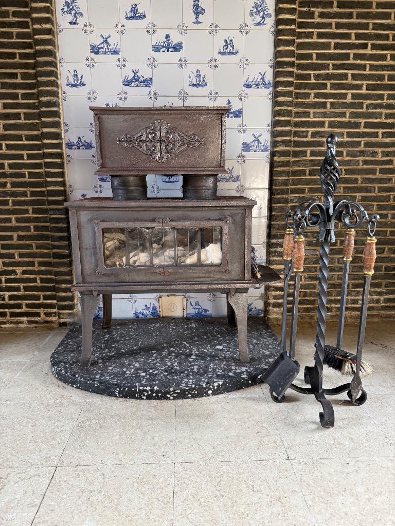 Antieke gietijzeren kachel met haardset, Enlèvement, Utilisé, Bois, Autoportant