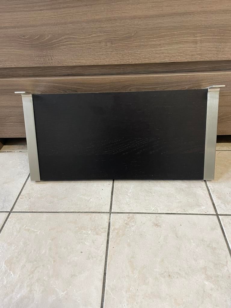 Zwarte legplank met ijzere ophangsysteem, Huis en Inrichting, Woonaccessoires | Wandplanken en Boekenplanken, Ophalen, Zo goed als nieuw