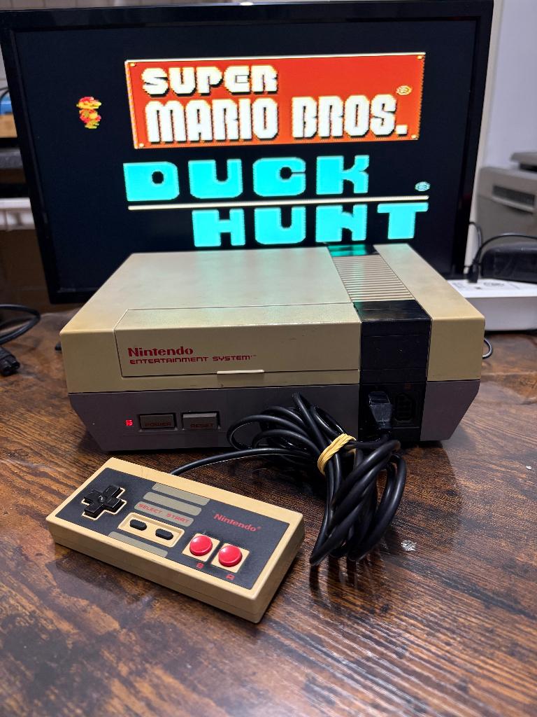 Nintendo nes authentique de 1985, Games en Spelcomputers, Eén computer, Ophalen of Verzenden, Zo goed als nieuw, 3 spelers of meer