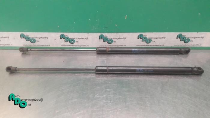 Set Gasdempers Achterklep van een Volkswagen Polo (Polo 01-), Auto-onderdelen, Carrosserie, Gebruikt, -, Volkswagen, -