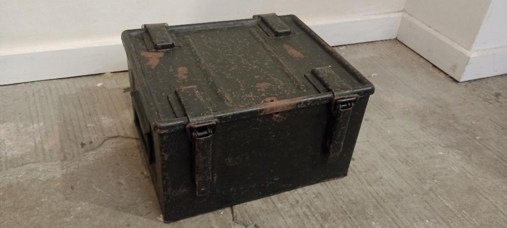 Vintage metalen militaire munitiekoffer, Verzamelen, Militaria | Algemeen, Overige soorten, Kist of Geocache, Ophalen of Verzenden